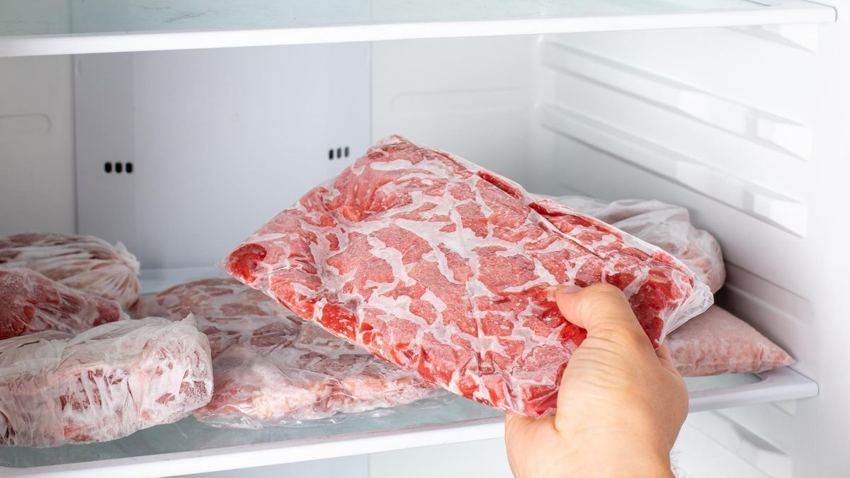 Carne congelada metida en un estante de la nevera.