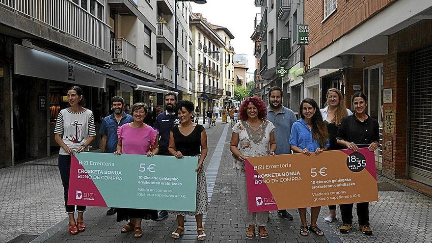 Representantes del Ayuntamiento y de las asociaciones de comerciantes, en la presentación. | FOTO: N.G.