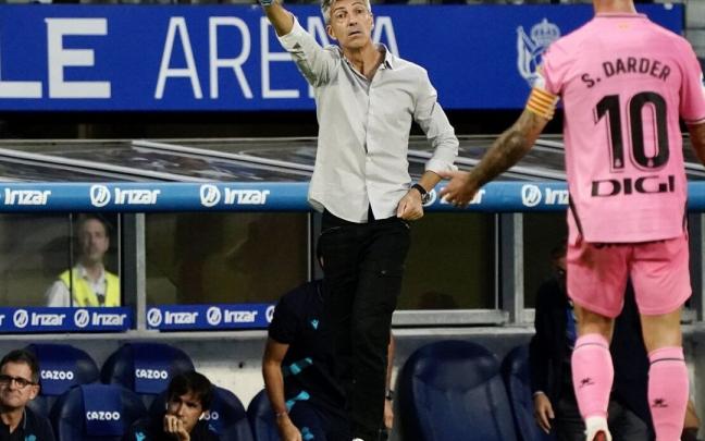 Imanol Alguacil realiza una indicación en un momento del partido Imanol Alguacil realiza una indicación en un momento del partido