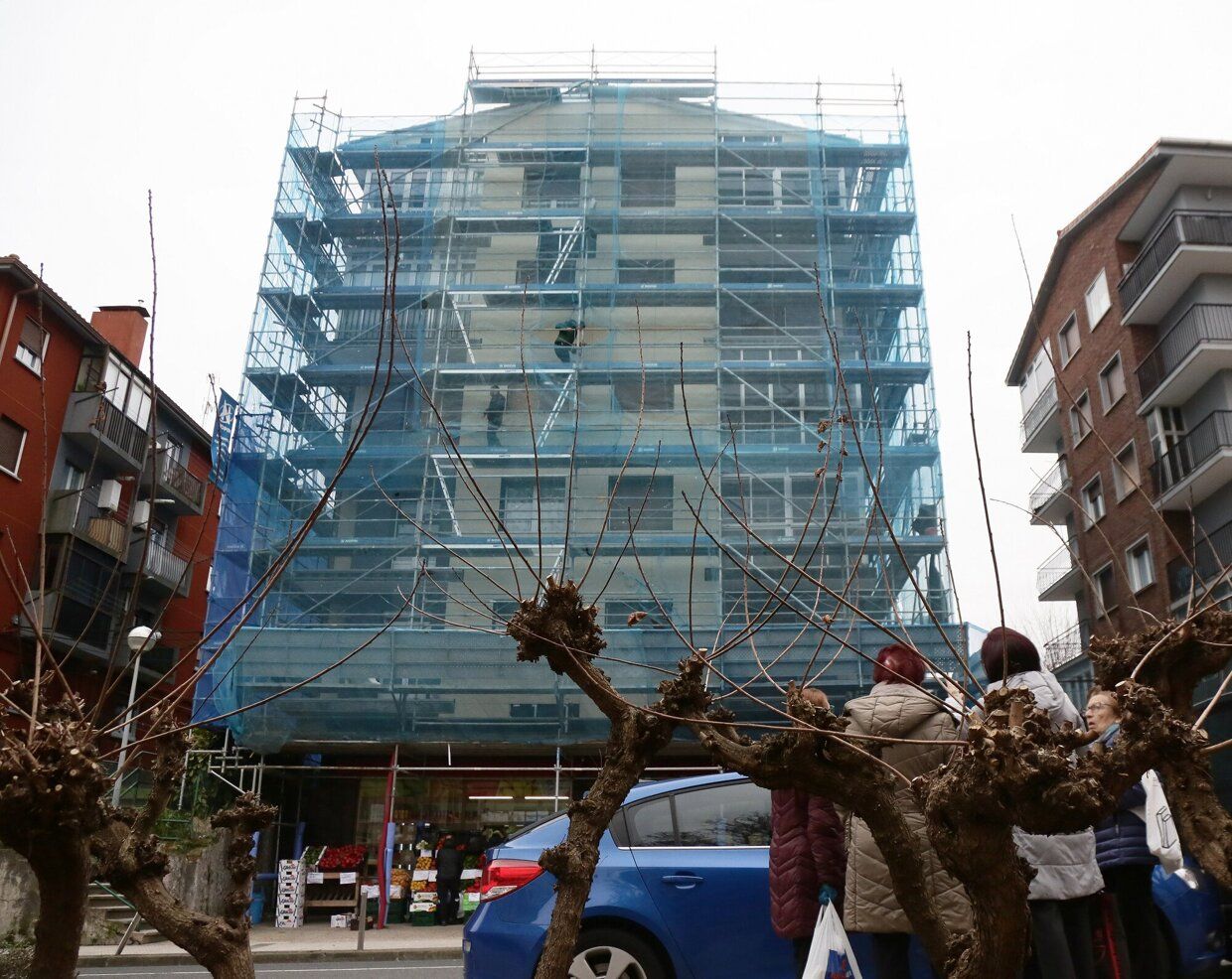 Edificio desde el que se ha precipitado una mujer de 72 años, situado en el número 11 del Paseo de Altza