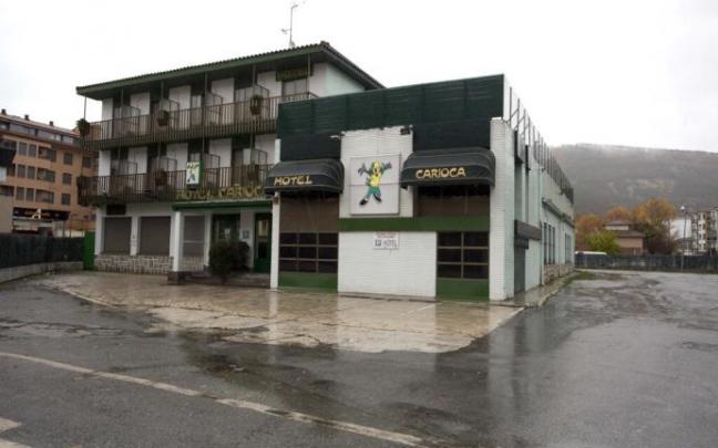 Preparativos para el derribo del antiguo club Carioca.