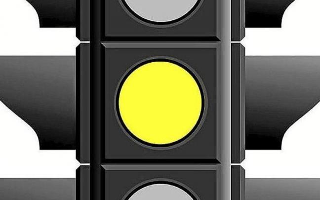 Las luces en &aacute;mbar mandan se&ntilde;ales contradictorias para el peat&oacute;n y los veh&iacute;culos.