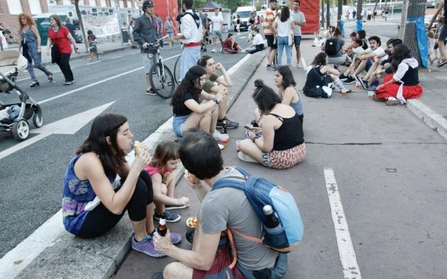 Personas ajenas a esta información disfrutan del ambiente del txosnagune