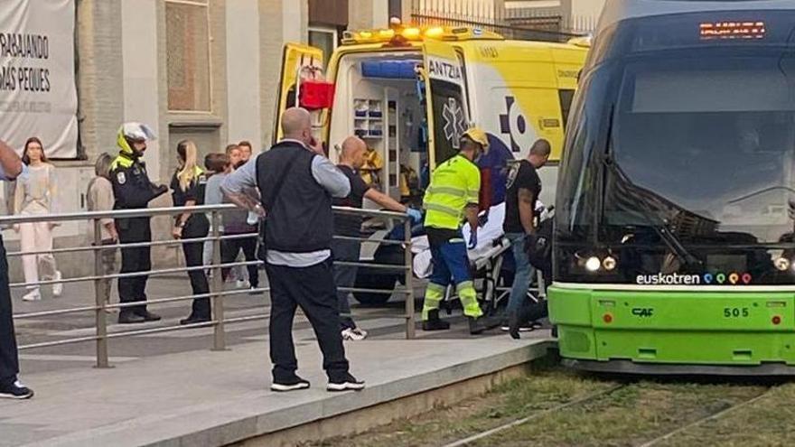 Una ambulancia atiende al herido