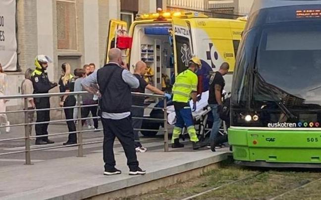 Una ambulancia atiende al herido