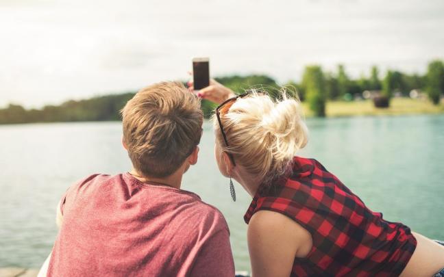 Una pareja se hace un selfie Una pareja se hace un selfie