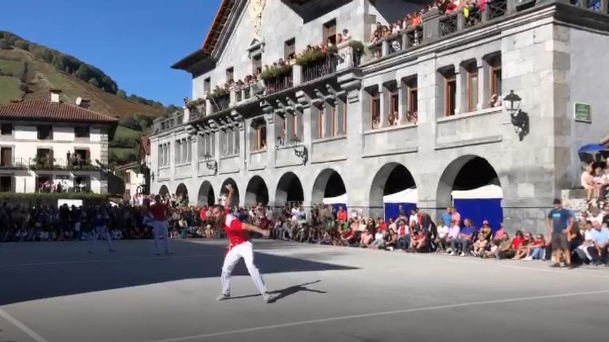 Oinatz Bengoetxea juega en la plaza de Leitza su último partido