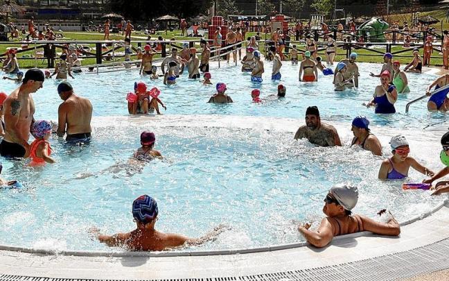 El chapuzón en cualquiera de las piletas ha sido la opción de muchos gasteiztarras en las jornadas de intenso calor.