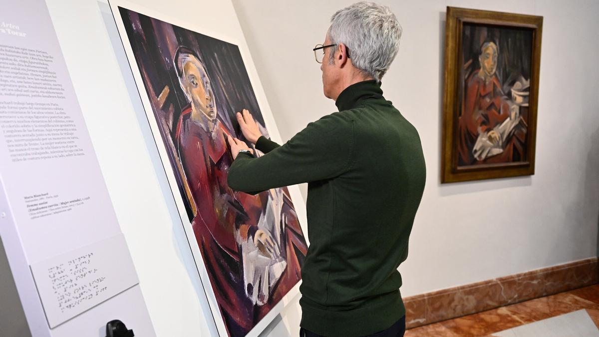 César Ochoa, técnico del departamento de Educación y Acción Cultural del Museo, palpando la última obra de 'Arte para tocar', que formará parte de la exposición itinerante por los centros escolares de Gipuz