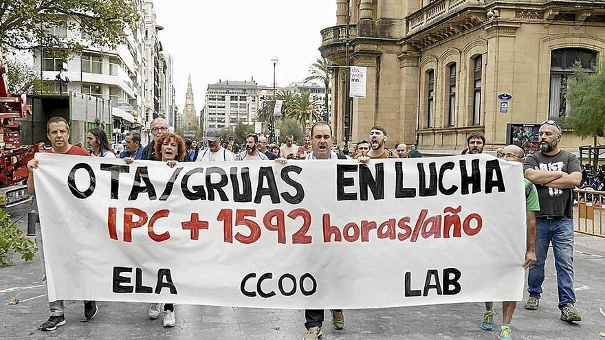 Los trabajadores de la OTA, durante la marcha de ayer.