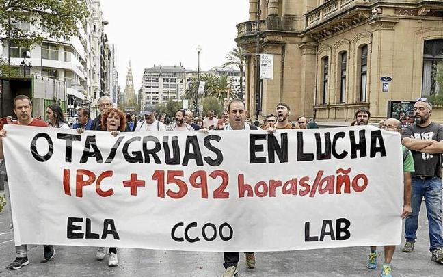 Los trabajadores de la OTA, durante la marcha de ayer.