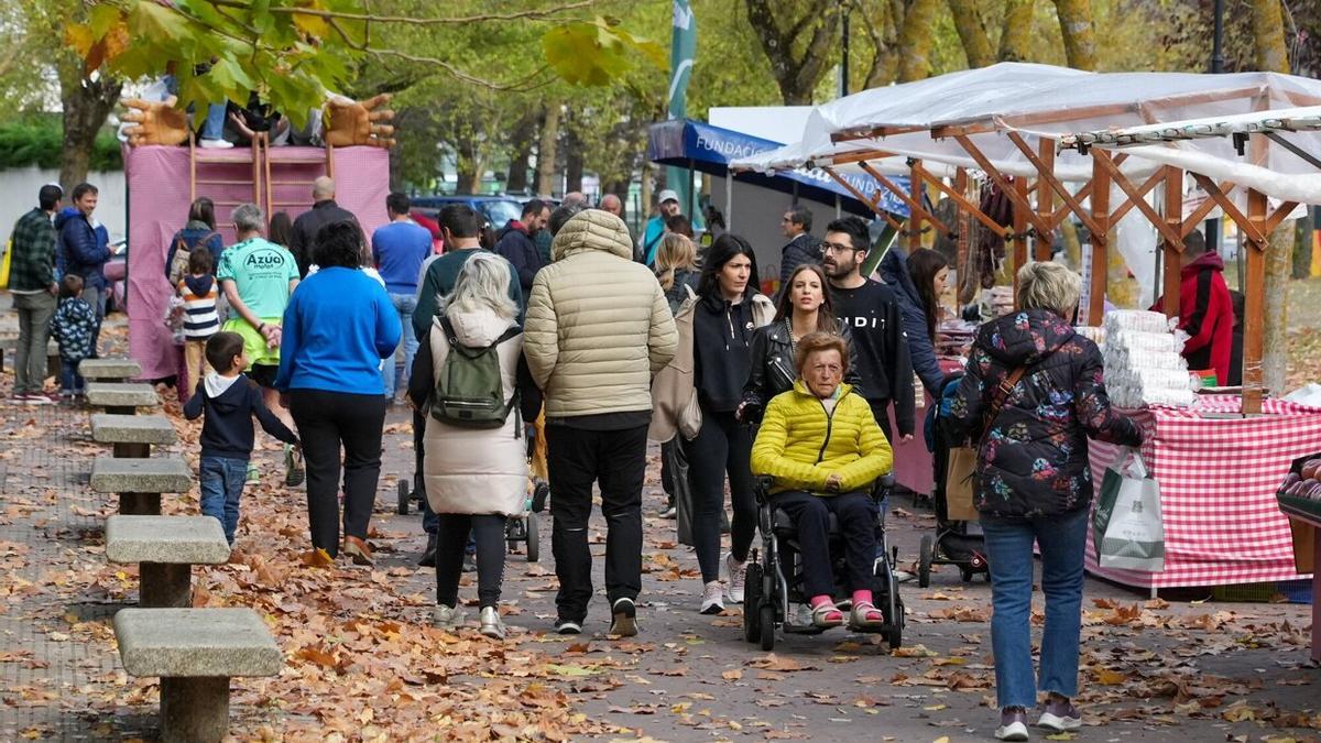 Los puestos con pastel vasco, morcillas o bisutería han concentrado la atención de los asistentes