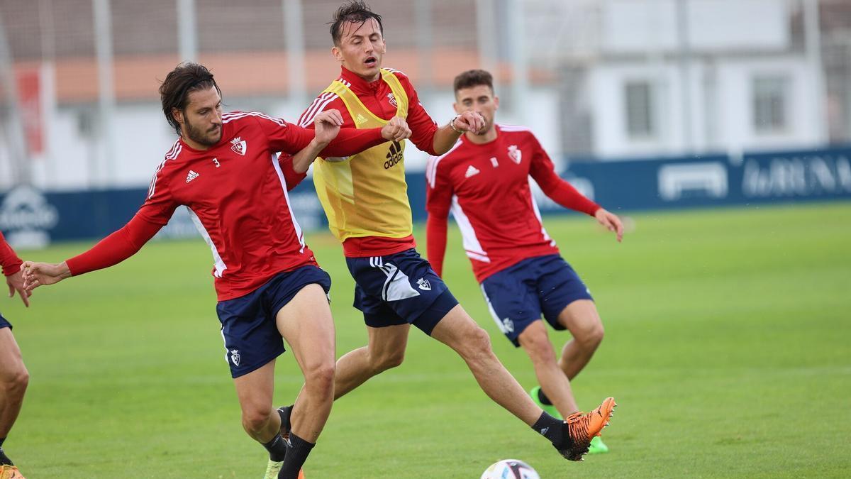 Juan Cruz y Budimir, durante un entrenamiento en Tajonar.