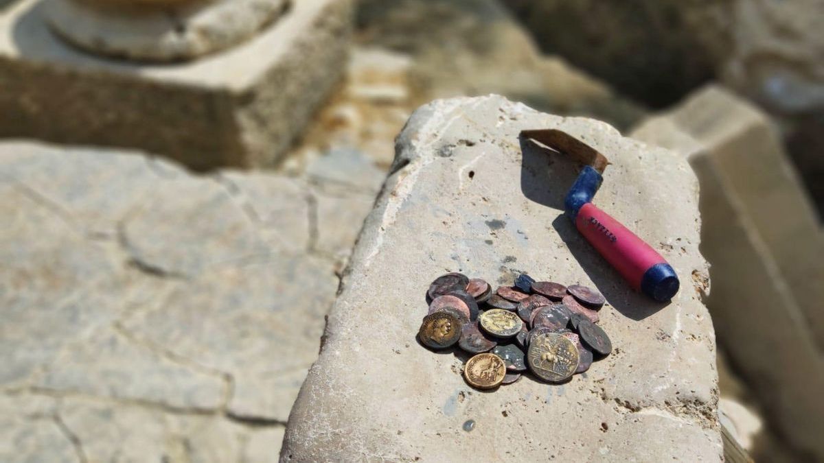 Algunas de las monedas descubiertas en las termas.