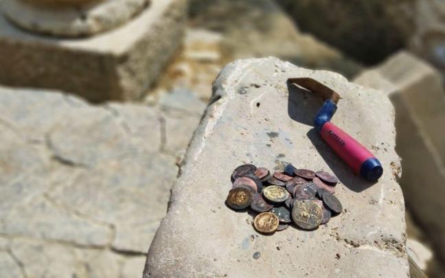 Algunas de las monedas descubiertas en las termas.