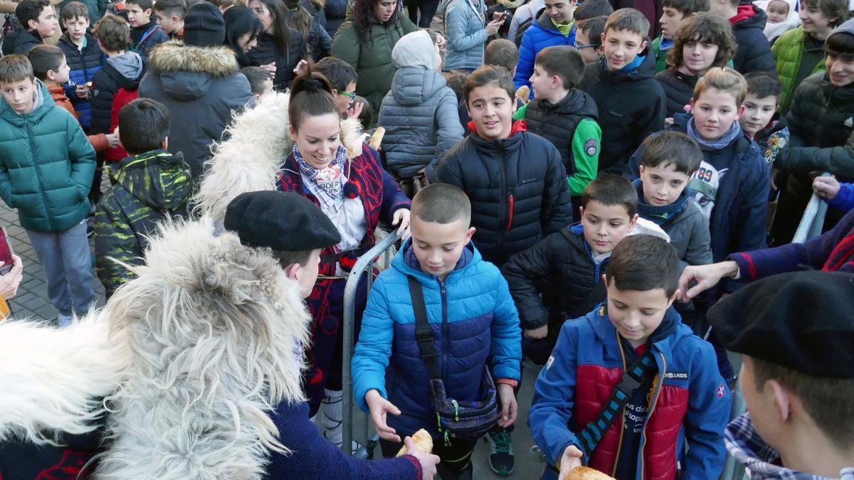 Cientos de txikis se acercaron a la plaza con sus cencerros al reparto de bollos.