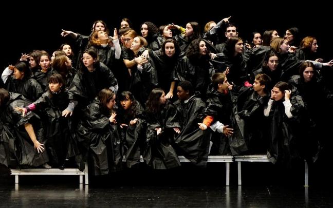 Un momento de los ensayos de los coralistas para esta ópera. Un momento de los ensayos de los coralistas para esta ópera.