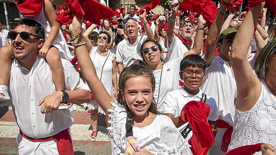 Momento de la Pañuelada en el saludo de chicos y chicas al Ayuntamiento.