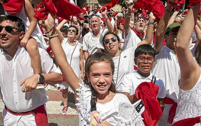 Momento de la Pañuelada en el saludo de chicos y chicas al Ayuntamiento. Momento de la Pañuelada en el saludo de chicos y chicas al Ayuntamiento.