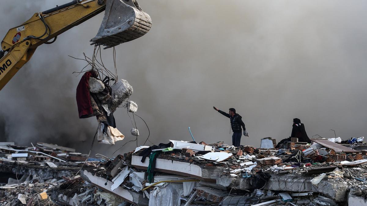 Labores de rescate en un edificio que ha colapsado por los terremotos en Hatay, Turquía.