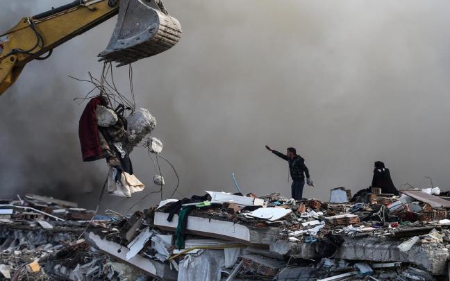 Labores de rescate en un edificio que ha colapsado por los terremotos en Hatay, Turquía.