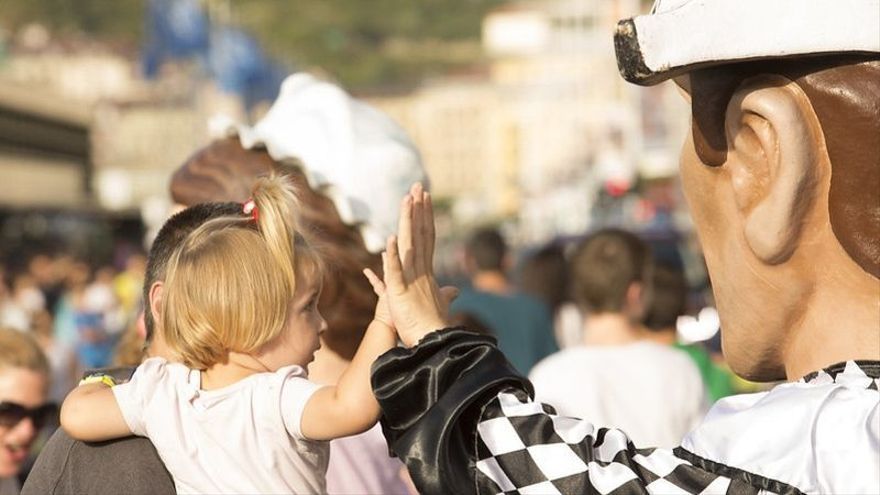 Donostiako erraldoi eta buruhandiek Kontxako pasealekua girotuko dute gaurkoan.