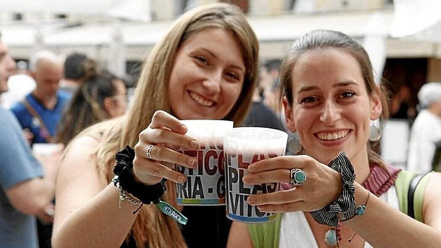 Lerro hauekin batera agertzen diren irudietan, atzo, Geu Elkarteak Gasteizko festei hasiera emateko Aihotz plazan egin zuen deialdia, euskaldunen artean jaietan ere euskaraz aritu behar delaren mezua helarazteko.