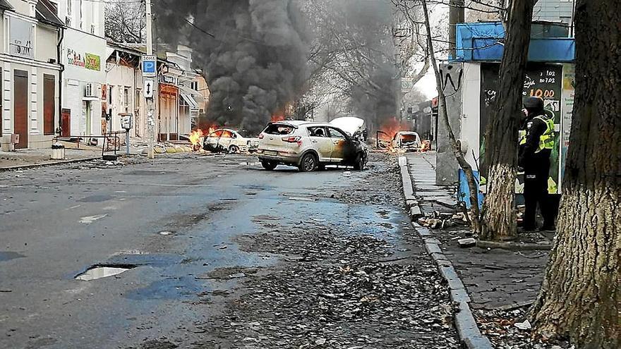 Al menos 10 personas murieron en los bombardeos rusos a Jersón en una fecha tan señalada como Nochebuena. | FOTO: EFE