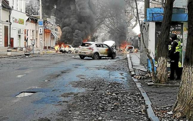 Al menos 10 personas murieron en los bombardeos rusos a Jers&oacute;n en una fecha tan se&ntilde;alada como Nochebuena. | FOTO: EFE