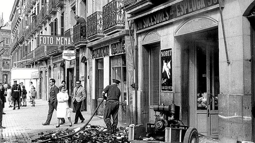 Incendio en el paseo de Sarasate, 1962 | FOTO: DE ARAZURI, J.J. “PAMPLONA, CALLES Y BARRIOS”.