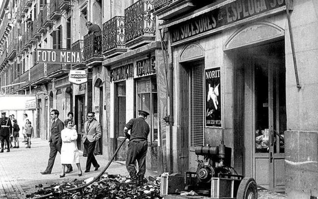 Incendio en el paseo de Sarasate, 1962 | FOTO: DE ARAZURI, J.J. &ldquo;PAMPLONA, CALLES Y BARRIOS&rdquo;.