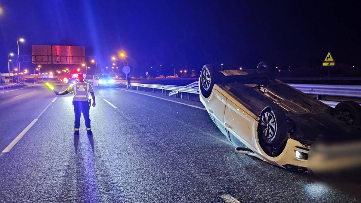 Agentes de Guardia Civil, en el lugar del accidente.