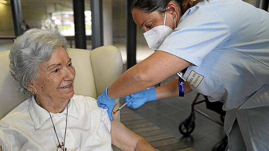 Una residente del centro de mayores Betharram de Hondarribia recibe una dosis de la doble vacuna.