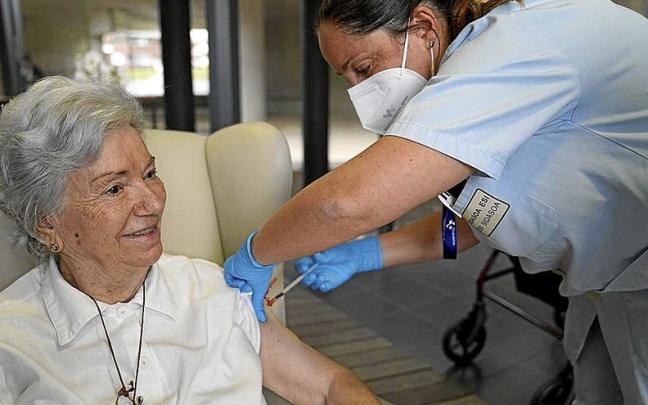 Una residente del centro de mayores Betharram de Hondarribia recibe una dosis de la doble vacuna. Una residente del centro de mayores Betharram de Hondarribia recibe una dosis de la doble vacuna.