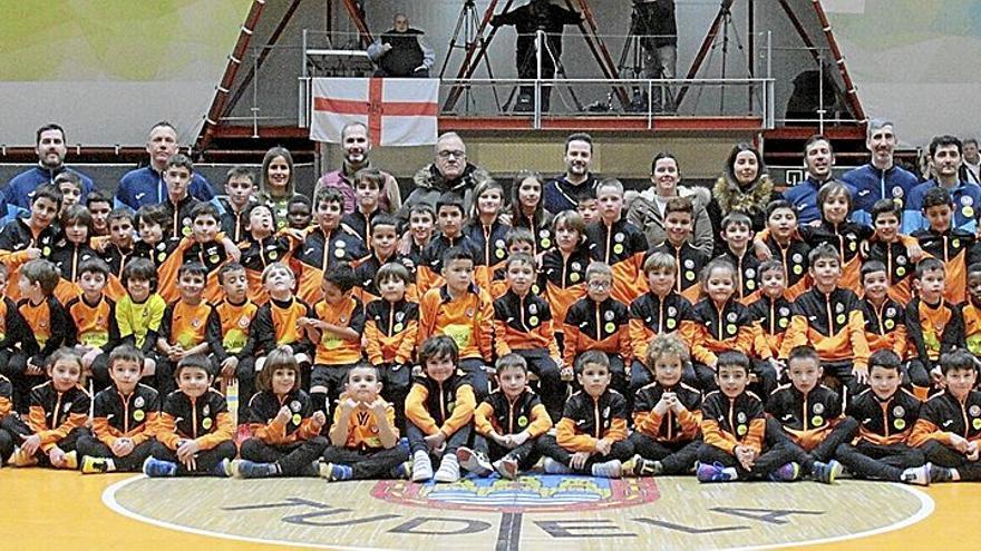 El Uvesa-Alpico Ribera Navarra FS presentó a 90 niños