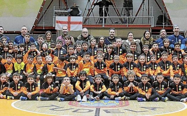 El Uvesa-Alpico Ribera Navarra FS presentó a 90 niños El Uvesa-Alpico Ribera Navarra FS presentó a 90 niños