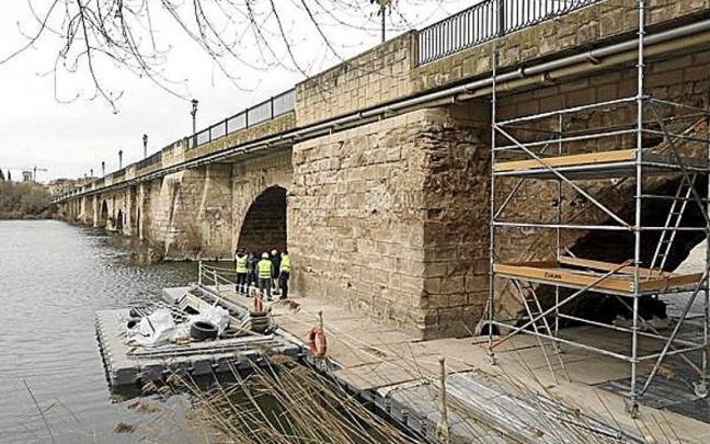 Vista del puente del Ebro durante los trabajos.