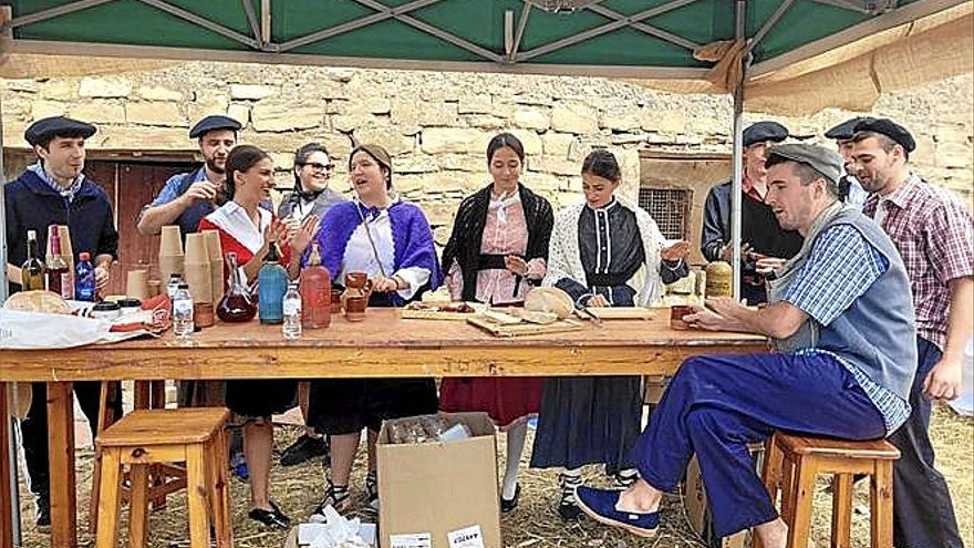 Los jóvenes de la peña La Plazuela, en la cantina.