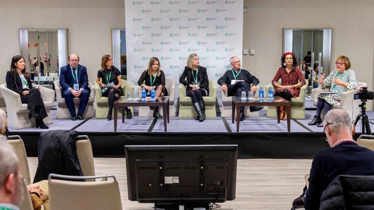 De izquierda a derecha, Marisa Villafranca (psicooncóloga de AECC), Olivier Izal (miembro de Arpa Asesores), Laura Pérez (psicooncóloga de AECC), Eva Roque (trabajadora social de AECC), Raquel Gorricho (enfermera del Servicio de Palia