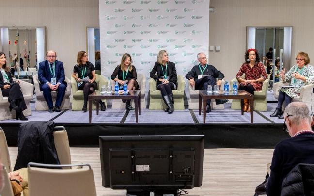 De izquierda a derecha, Marisa Villafranca (psicooncóloga de AECC), Olivier Izal (miembro de Arpa Asesores), Laura Pérez (psicooncóloga de AECC), Eva Roque (trabajadora social de AECC), Raquel Gorricho (enfermera del Servicio de Palia De izquierda a derecha, Marisa Villafranca (psicooncóloga de AECC), Olivier Izal (miembro de Arpa Asesores), Laura Pérez (psicooncóloga de AECC), Eva Roque (trabajadora social de AECC), Raquel Gorricho (enfermera del Servicio de Palia