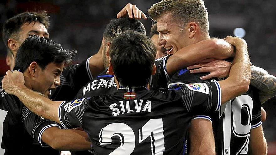 Los jugadores de la Real Sociedad celebran el primero de los dos goles que anotaron ayer en Sevilla. | FOTO: EFE