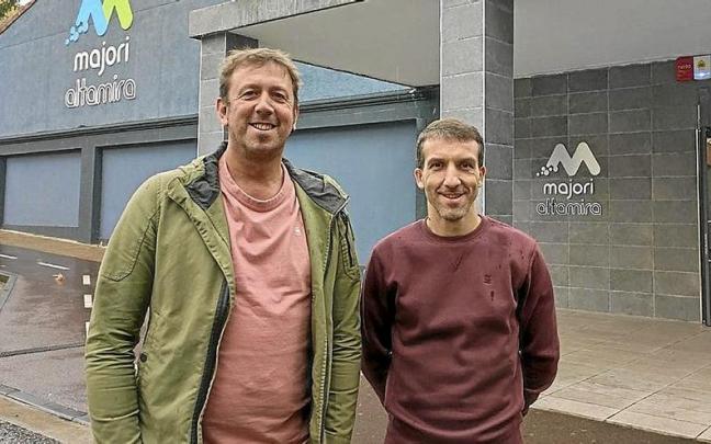 Jon Ander Caballero, a la izquierda, ha animado a la ciudadan&iacute;a a participar. | FOTO: N.G.
