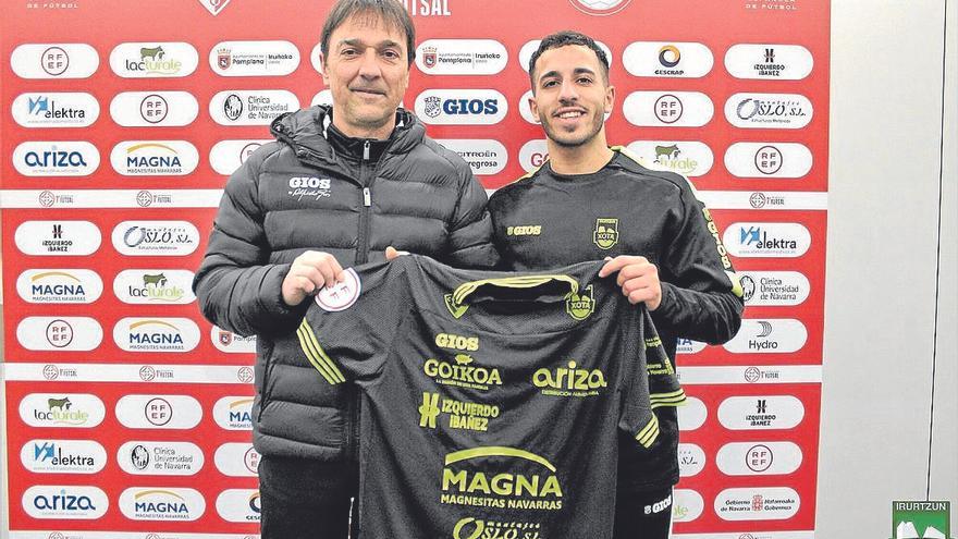 Abdel posa con la camiseta junto al entrenador del Xota, Imanol Arregui.