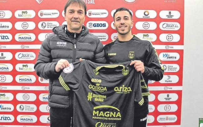 Abdel posa con la camiseta junto al entrenador del Xota, Imanol Arregui. Abdel posa con la camiseta junto al entrenador del Xota, Imanol Arregui.