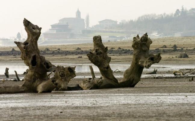Imagen de archivo del embalse de Ull&iacute;barri-Gamboa en niveles bajos. | FOTO: EFE