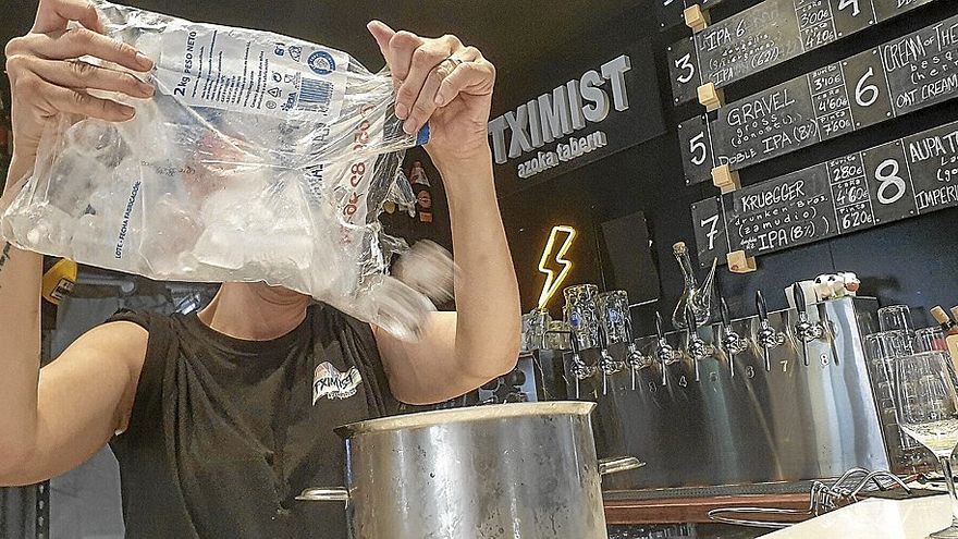 Los locales hosteleros cuentan la mayoría de los casos con máquinas para producir hielo, por lo que no se están viendo afectados