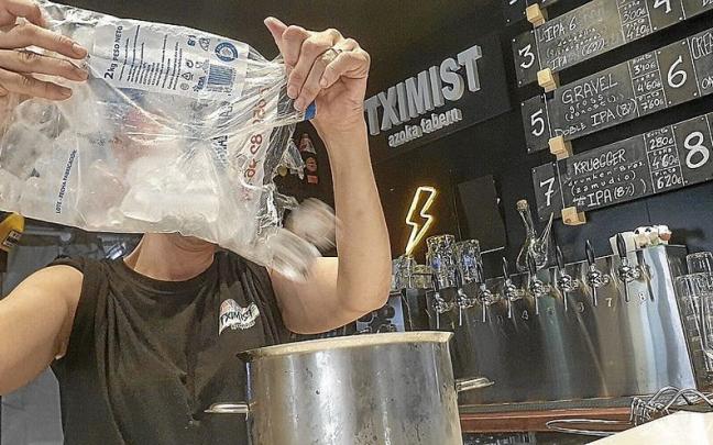 Los locales hosteleros cuentan la mayoría de los casos con máquinas para producir hielo, por lo que no se están viendo afectados Los locales hosteleros cuentan la mayoría de los casos con máquinas para producir hielo, por lo que no se están viendo afectados