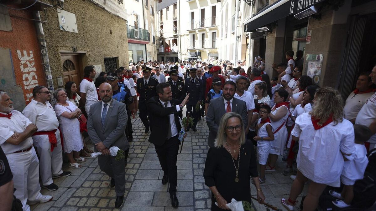 Toquero, en el centro, rodeado en la procesión del delegado de Gobierno y del presidente del Parlamento