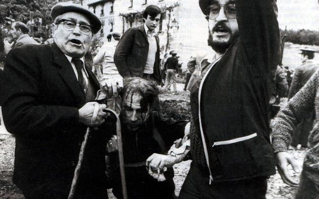 errán Lucas, herido en el Monasterio de Irache enl 9 de mayo de 1976, es ayudado por dos carlistas. errán Lucas, herido en el Monasterio de Irache enl 9 de mayo de 1976, es ayudado por dos carlistas.