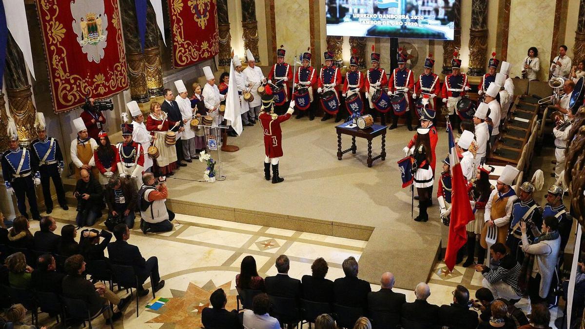 Ceremonia de entrega del Tambor de Oro a los equipos de hockey y de fútbol femenino de la Real Sociedad en 2020.